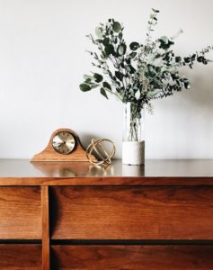 Mobilier din lemn masiv la comanda