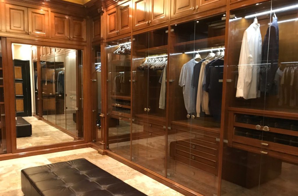 Mobilier din placi furniruite